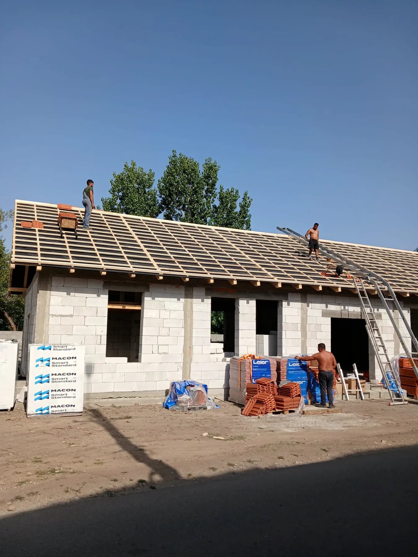 Acoperiș cu șipcile montate și țigla pregătită pentru așezare