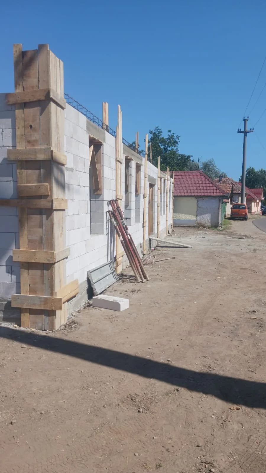 Clădire din BCA cu stâlpii și centura de beton în lucru