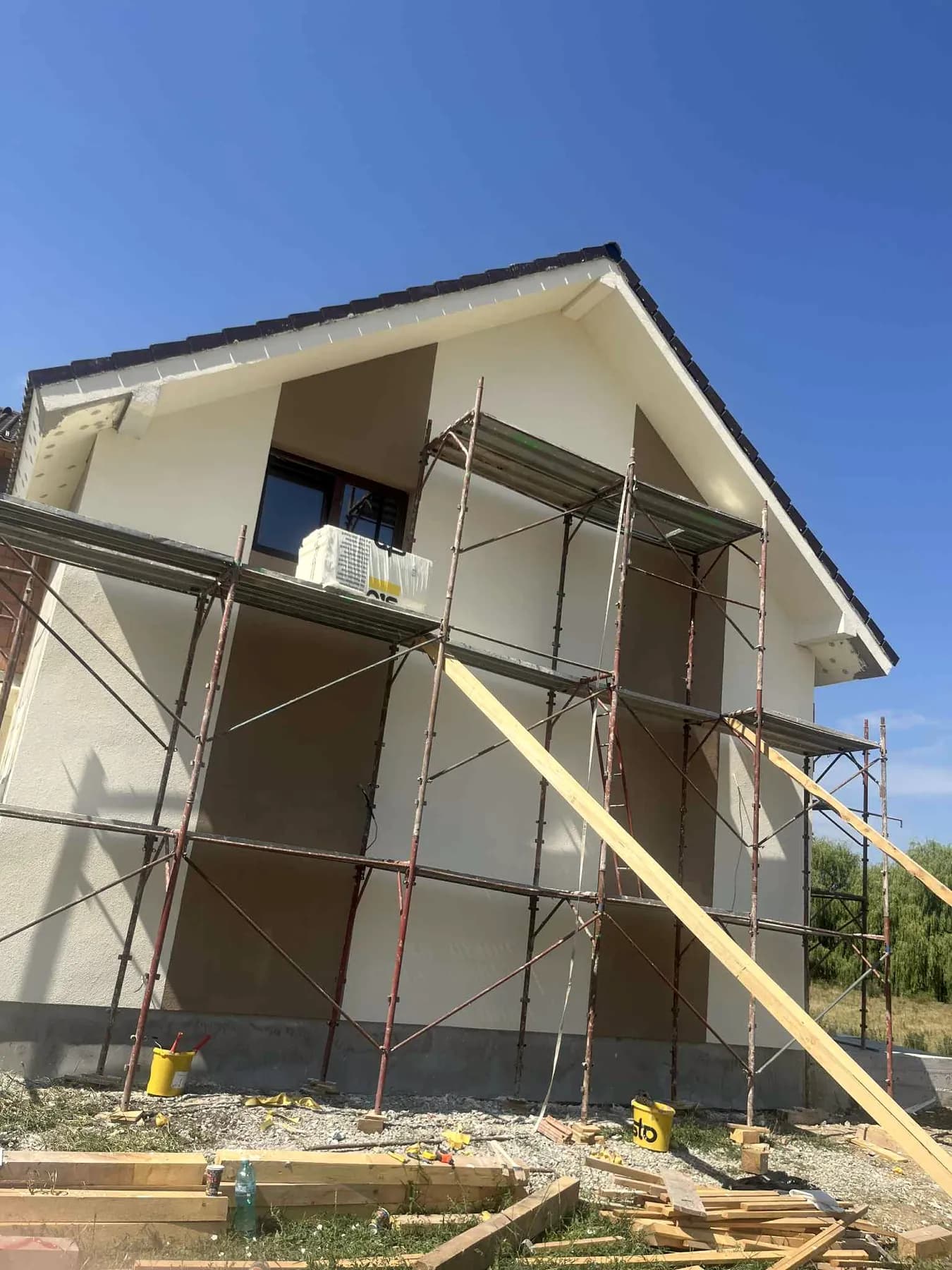 Fronton cu benzi decorative maro, cu schela montată