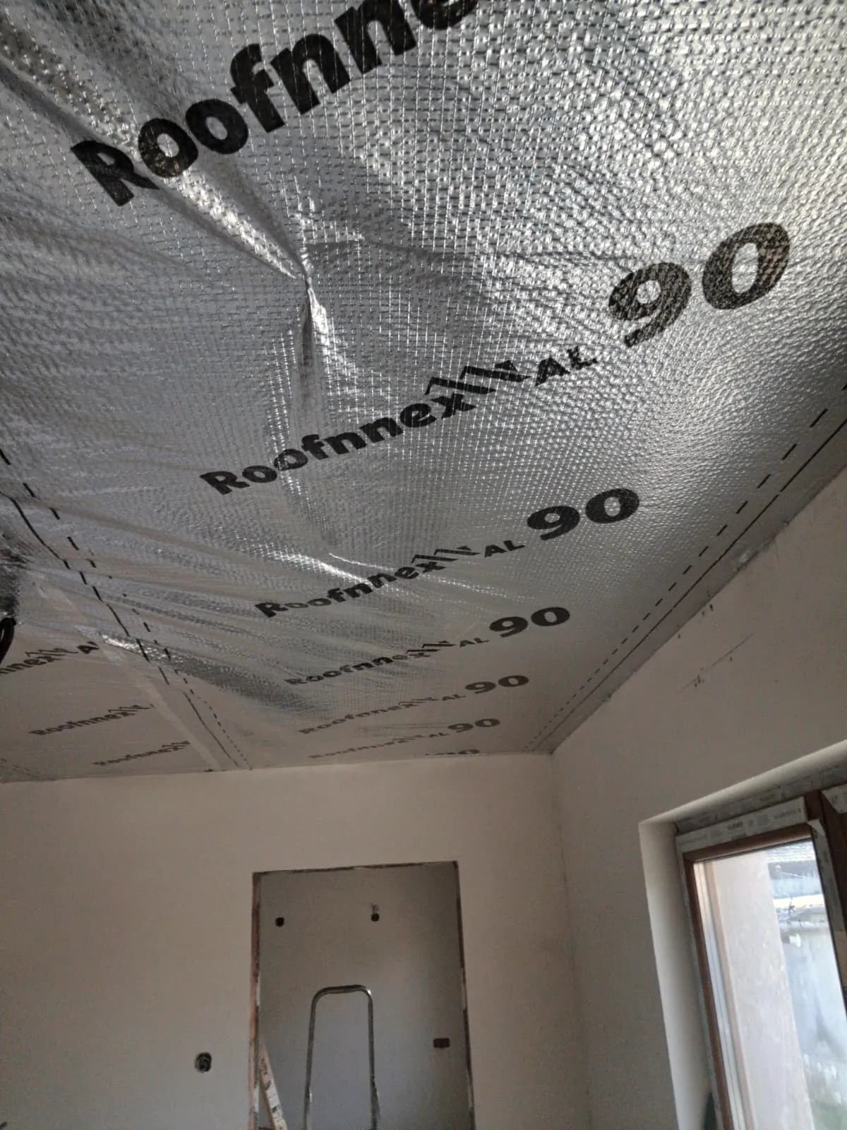 Folie Roofnex AL 90 montată pe tavan