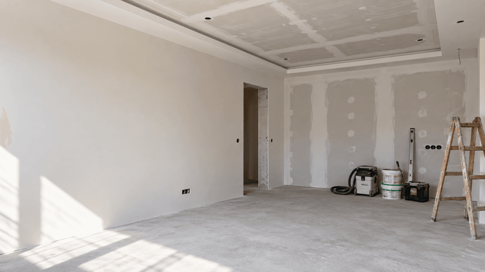 Interior în etapa finală de glet și montaj al tavanului din rigips